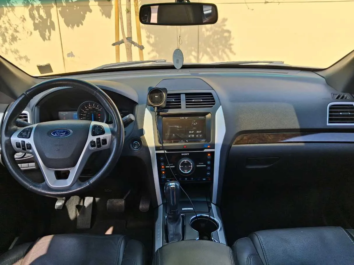 Car image 14