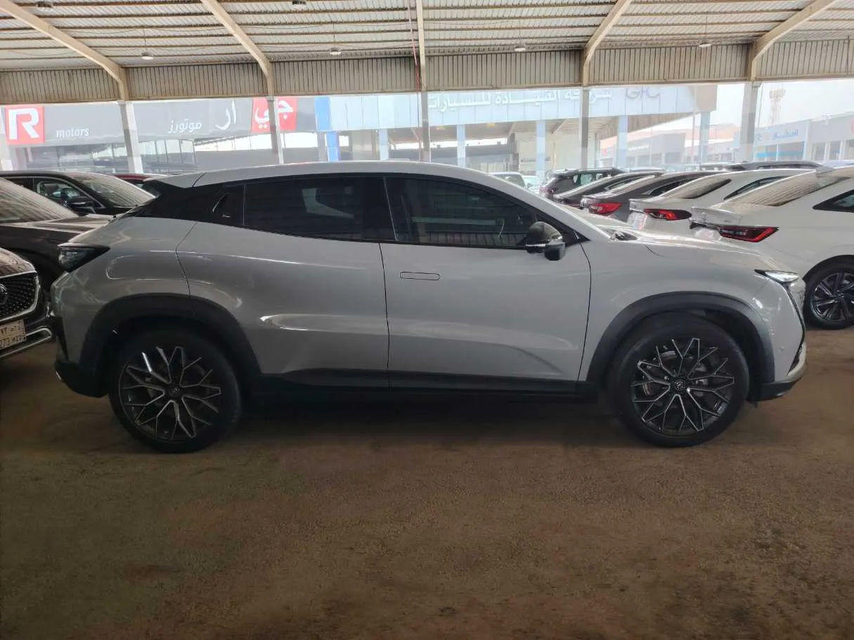 Car image 4