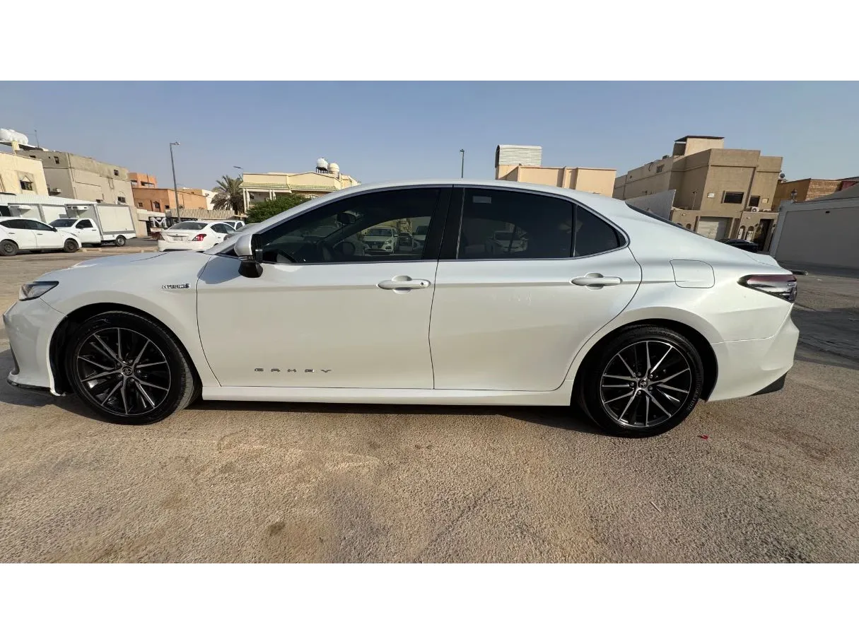 Car image 8