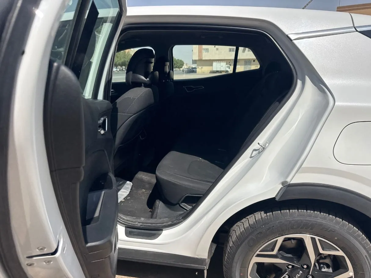Car image 13