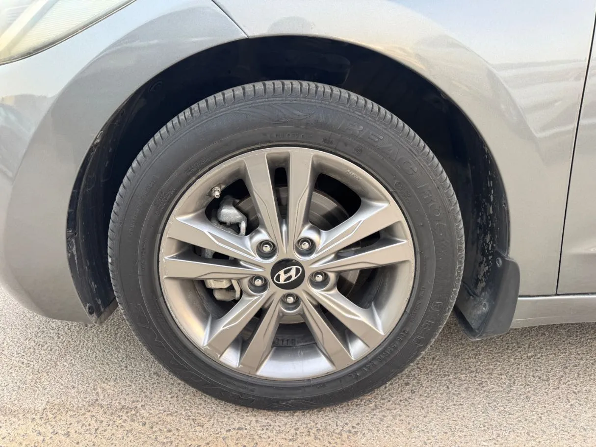 Car image 9