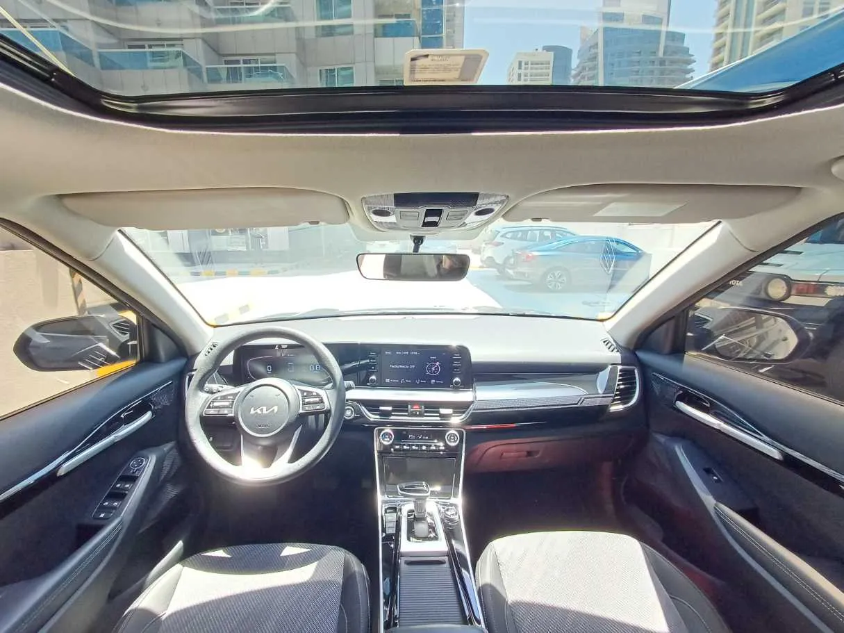 Car image 14