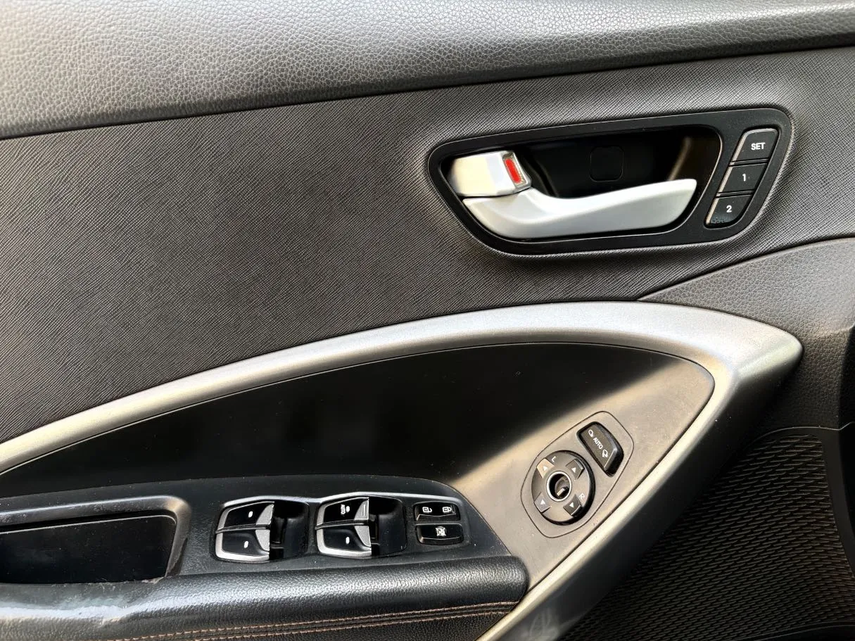 Car image 24