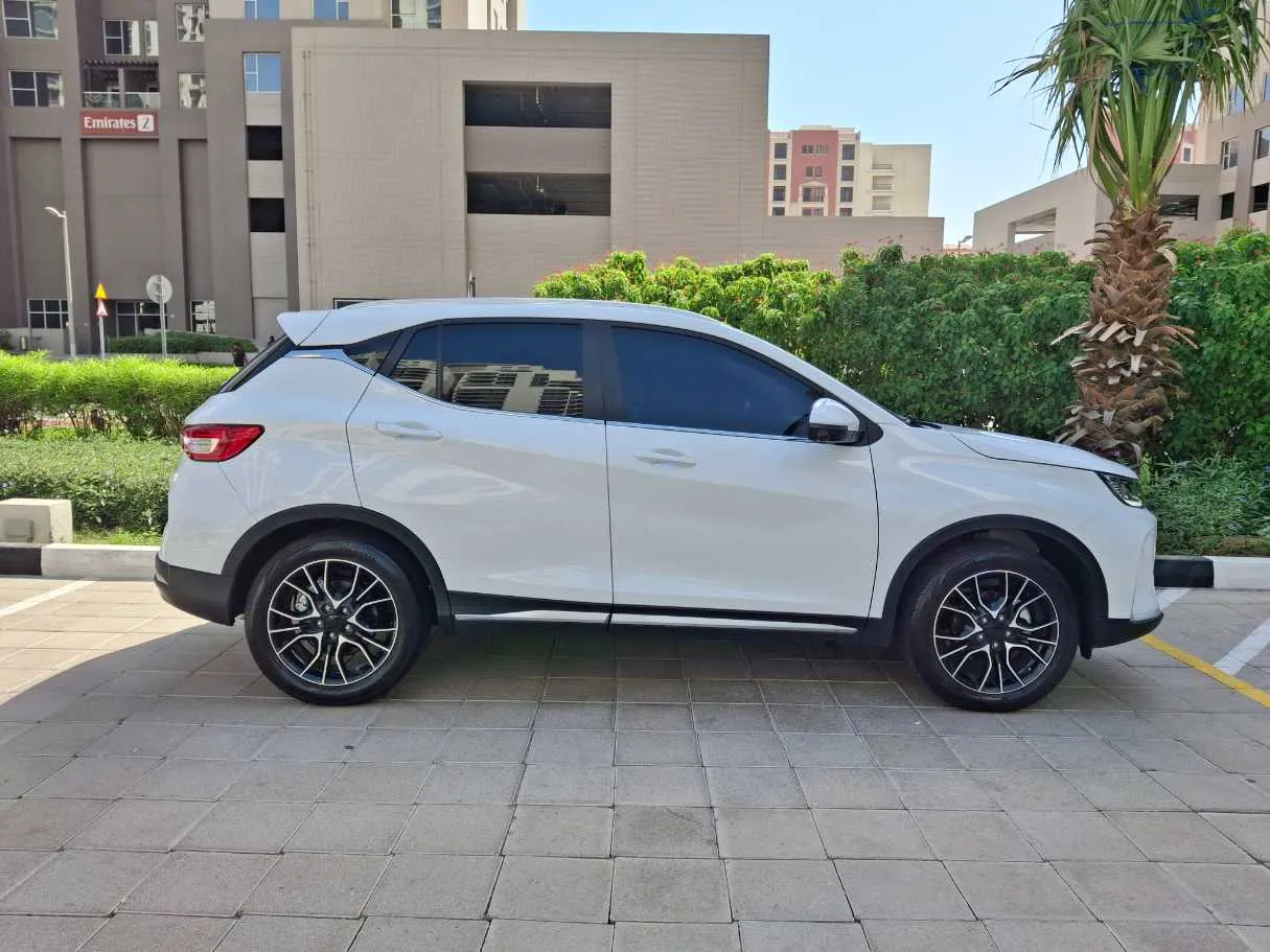 Car image 4