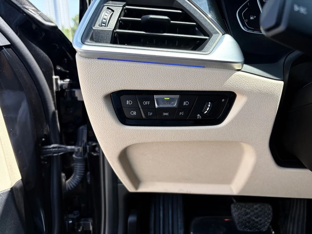 Car image 29