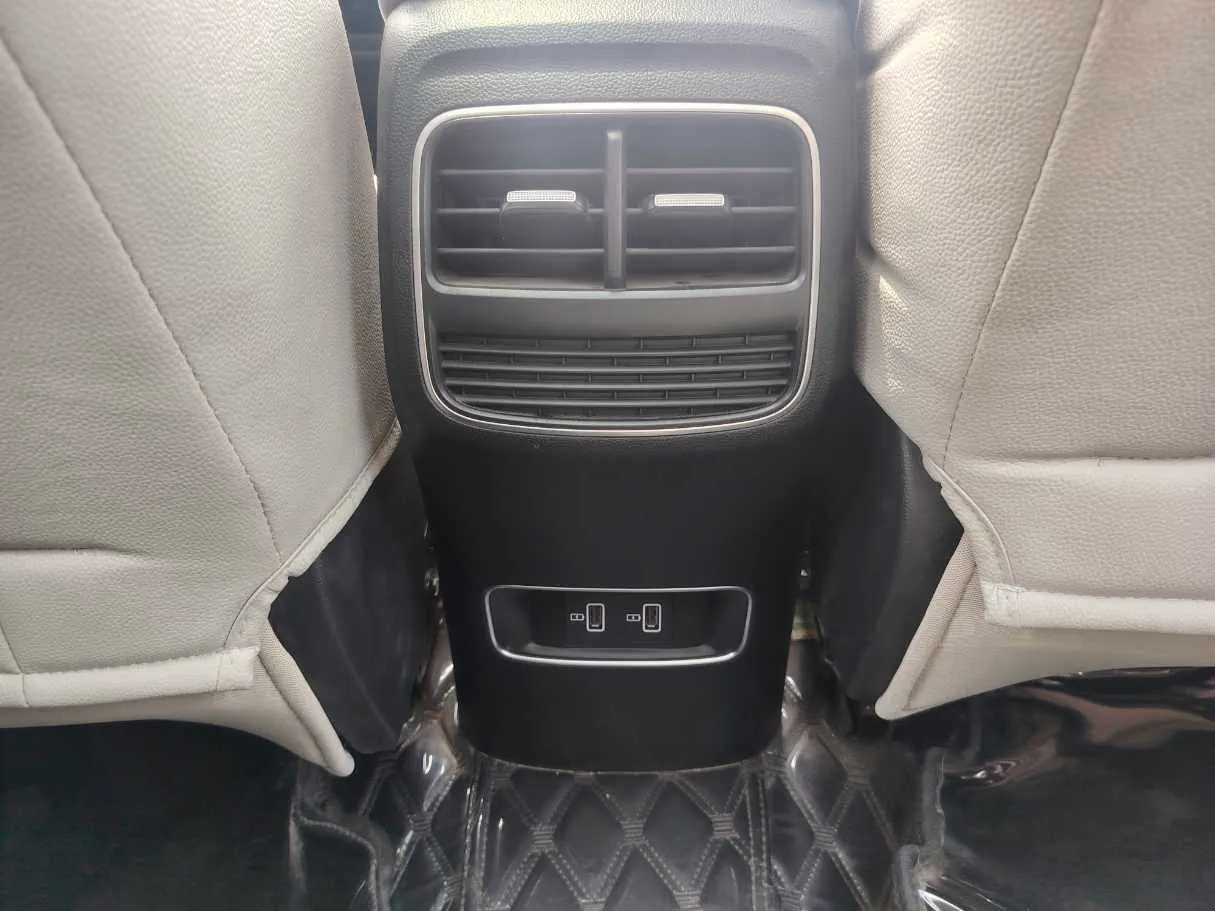 Car image 27