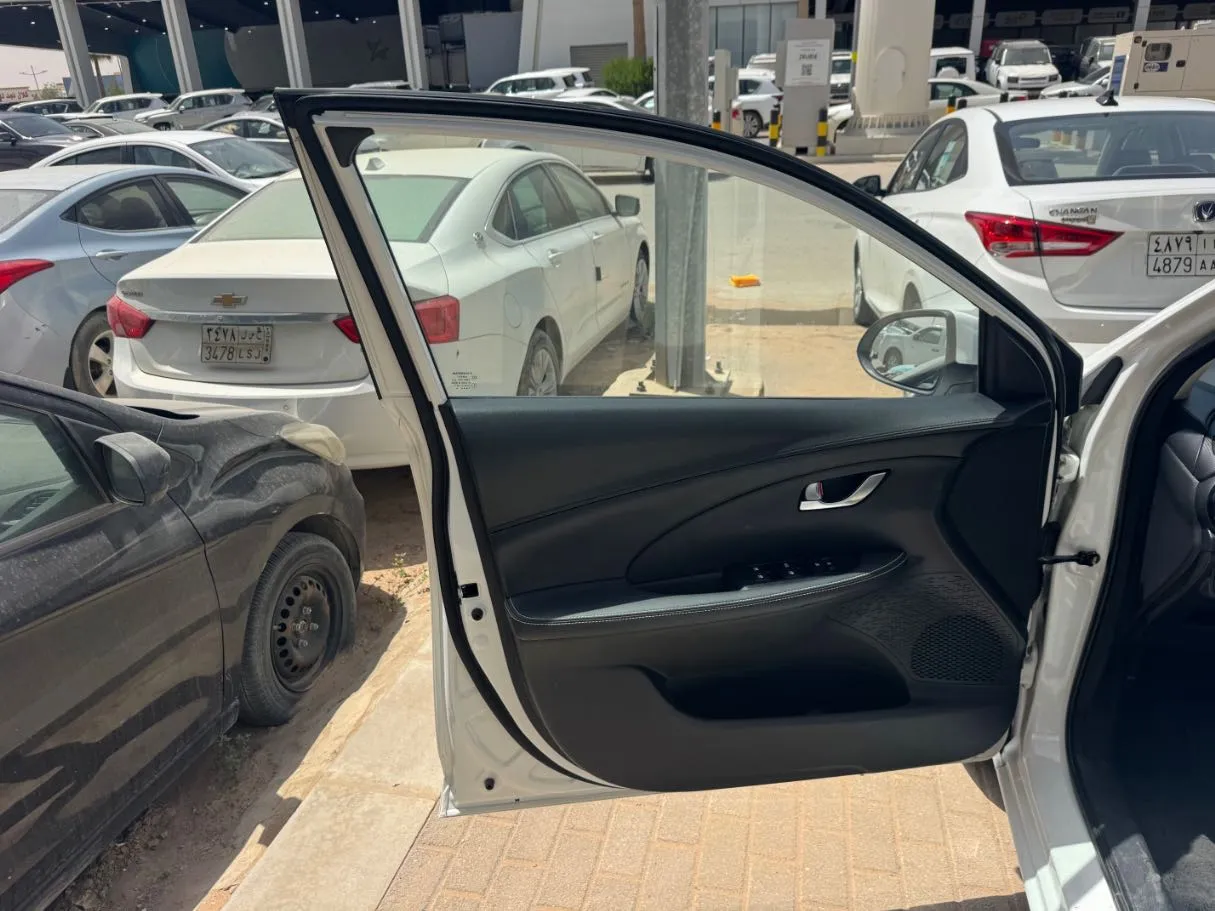 Car image 8
