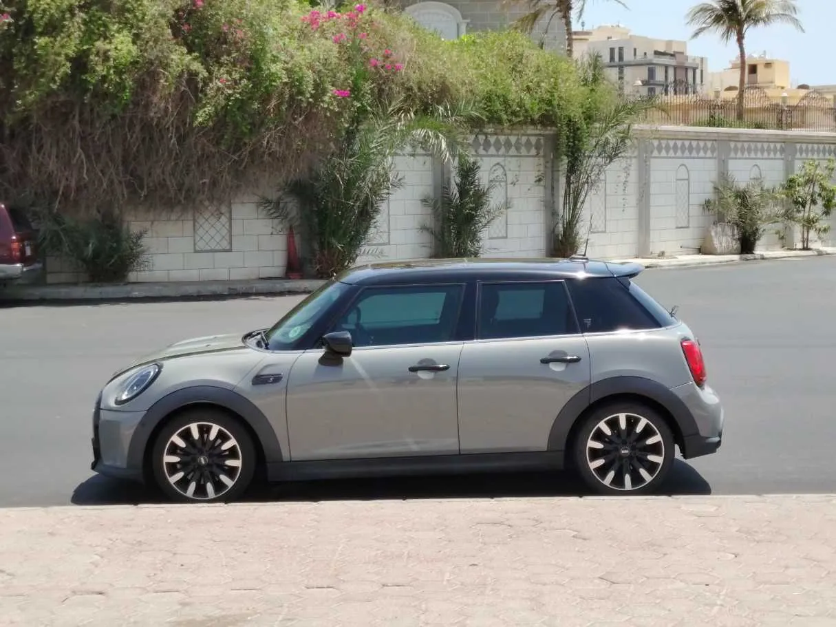 Car image 8