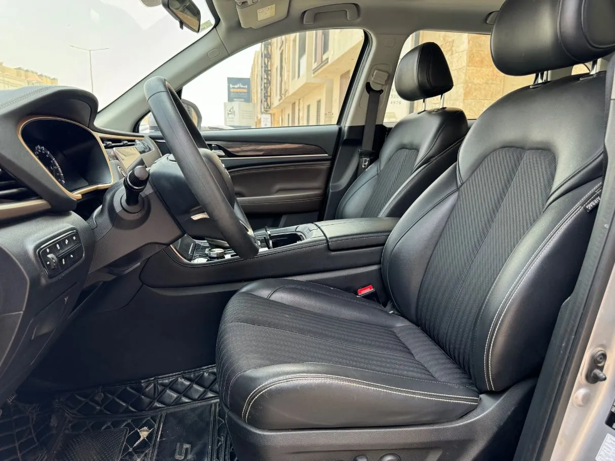 Car image 10