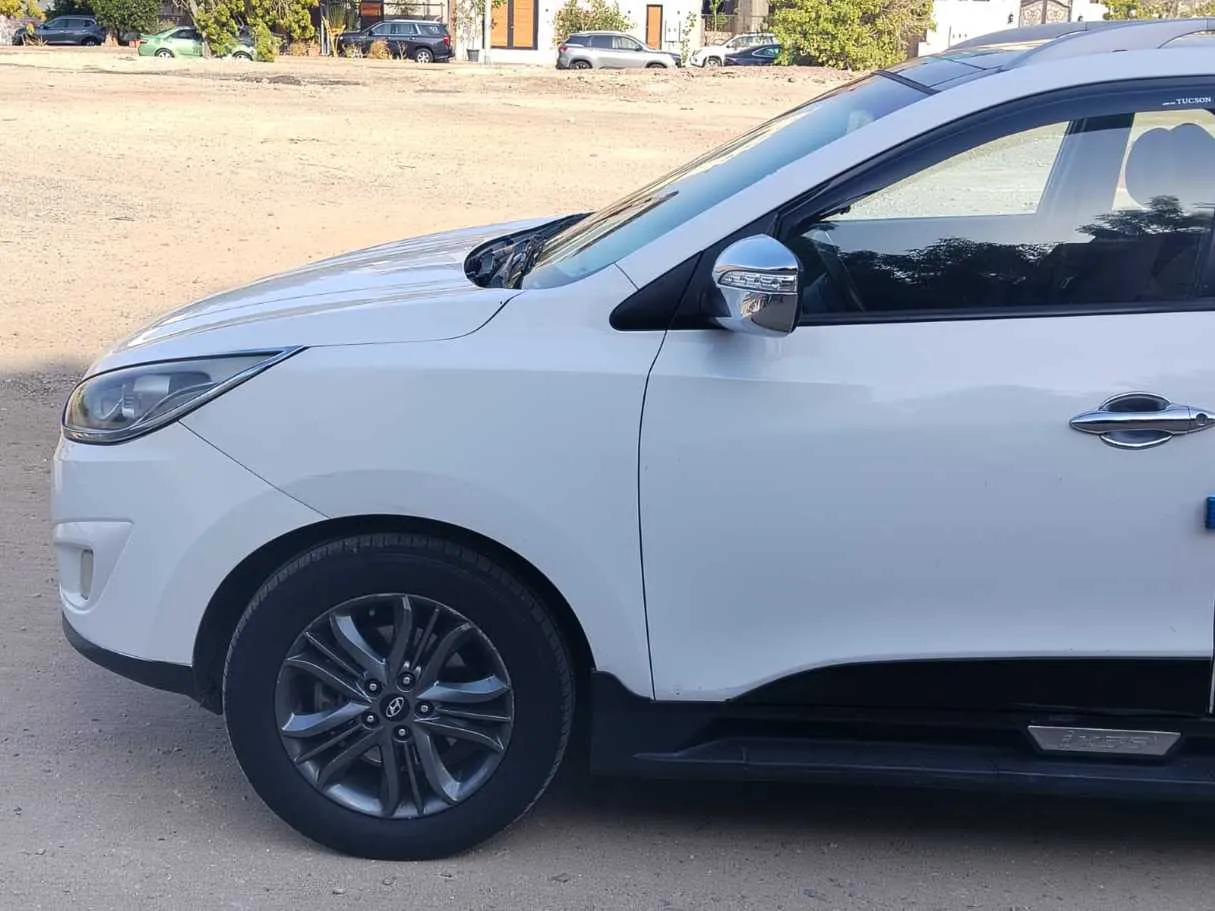 Car image 8