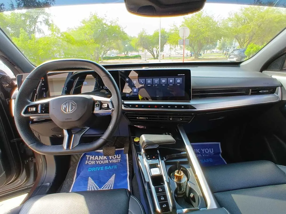 Car image 15