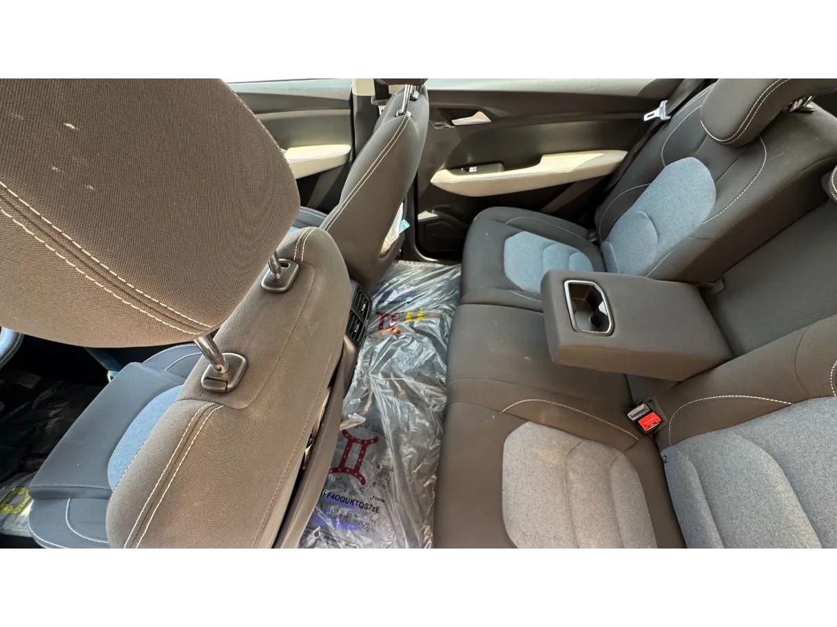 Car image 14
