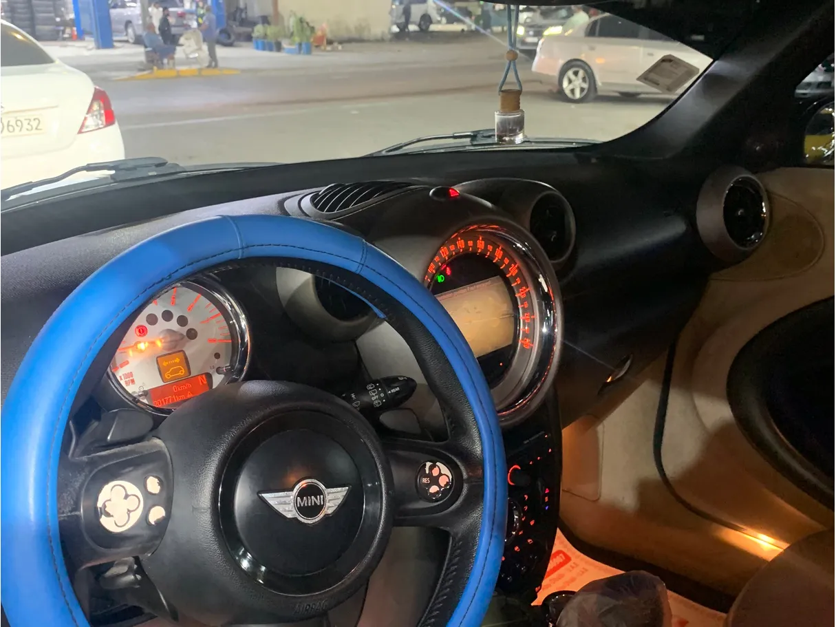 Car image 10