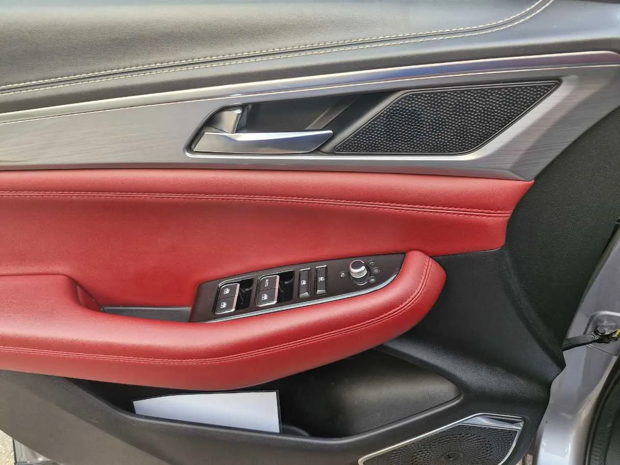 Car image 11
