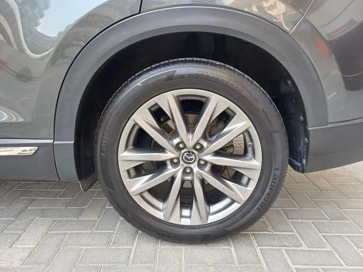 Car image 9
