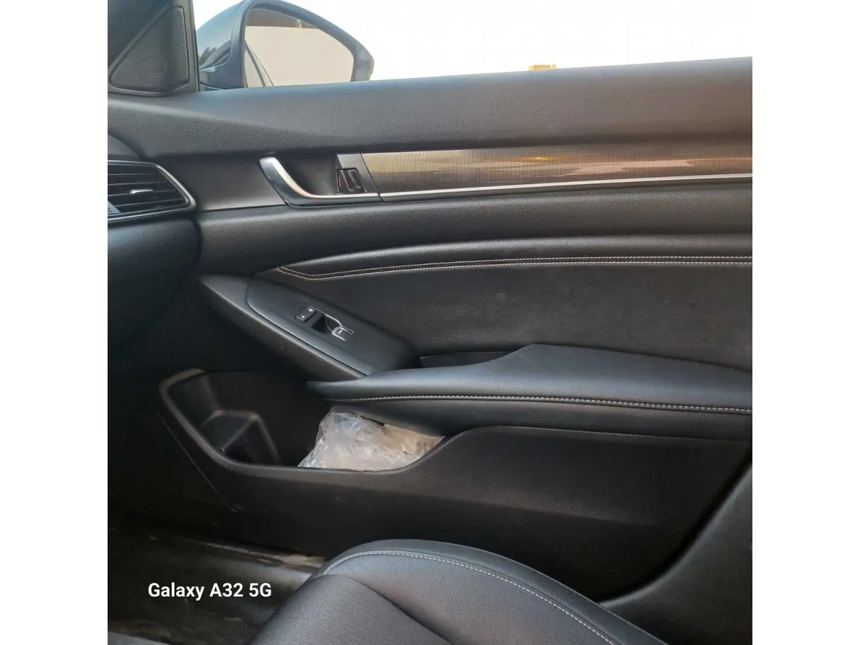 Car image 30