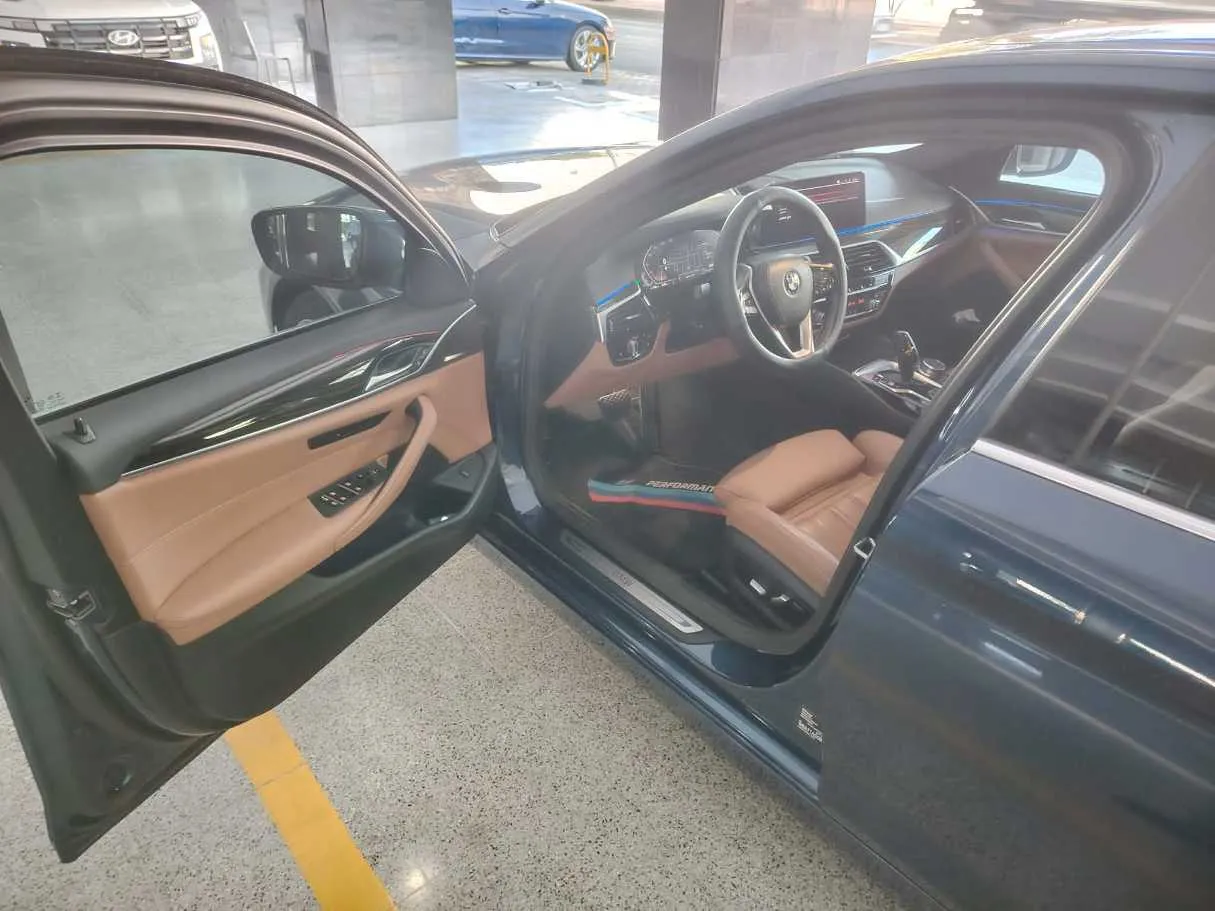 Car image 11