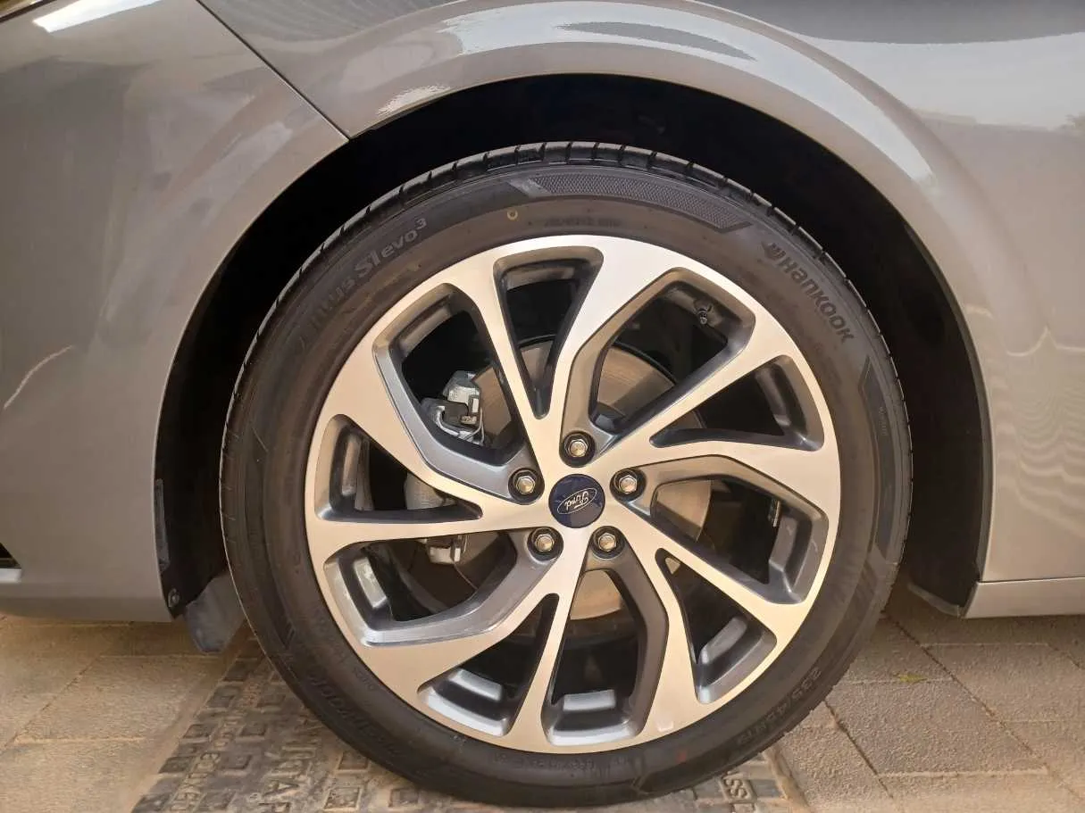 Car image 11