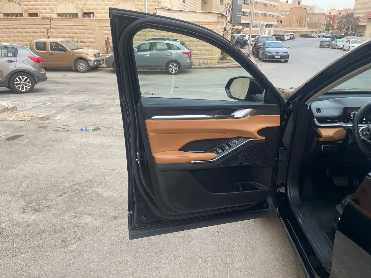Car image 10