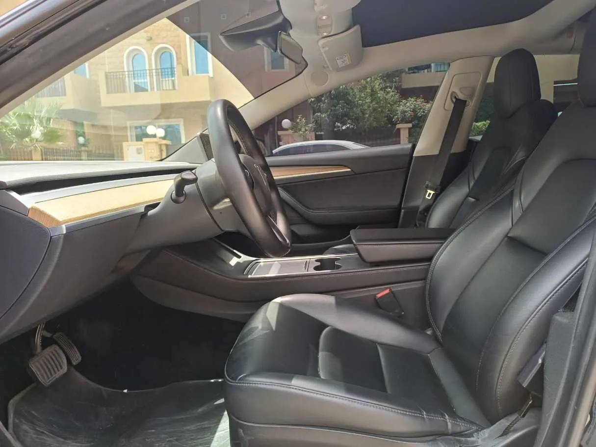 Car image 12