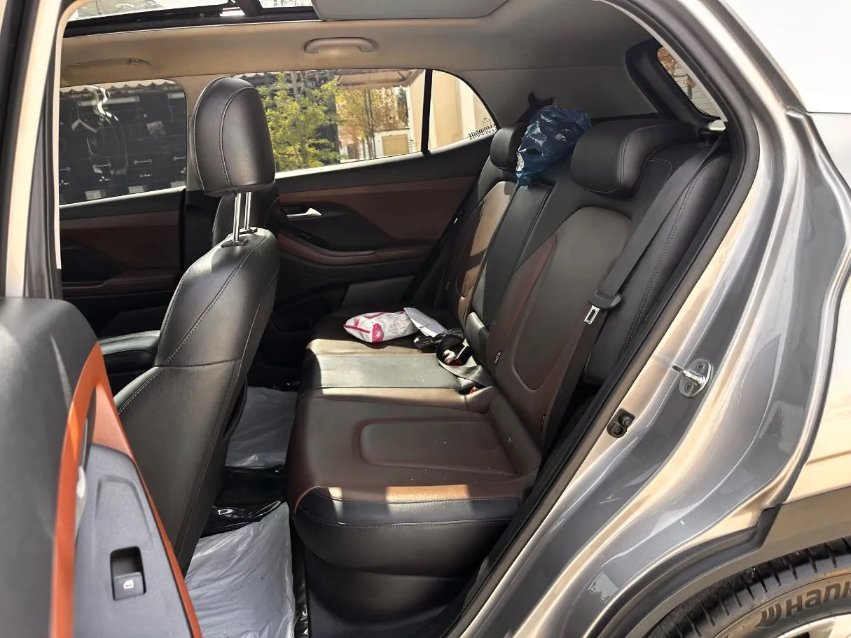 Car image 14