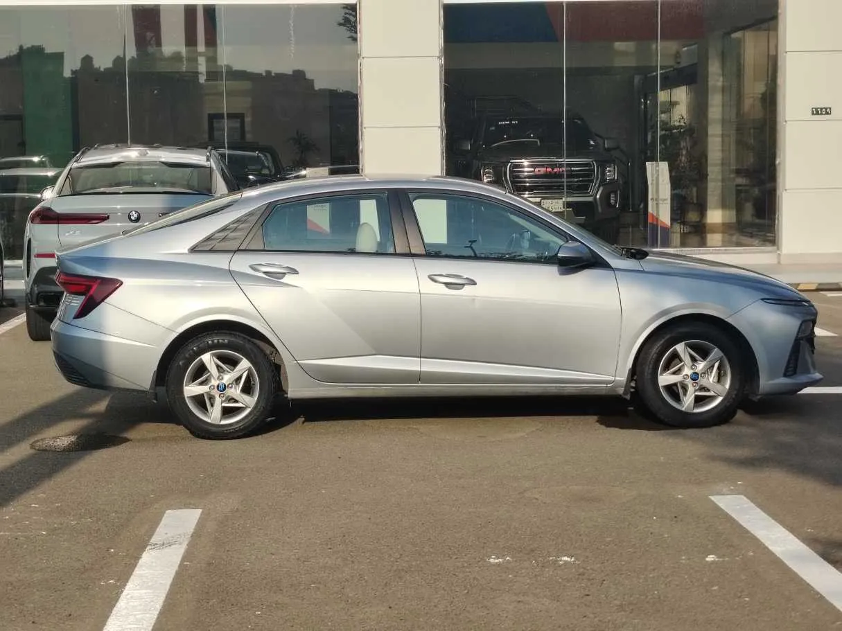 Car image 4