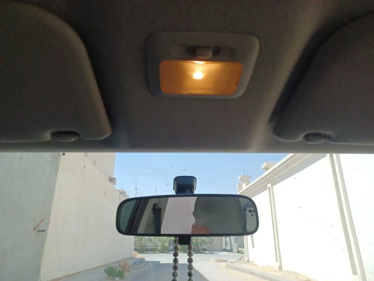 Car image 19