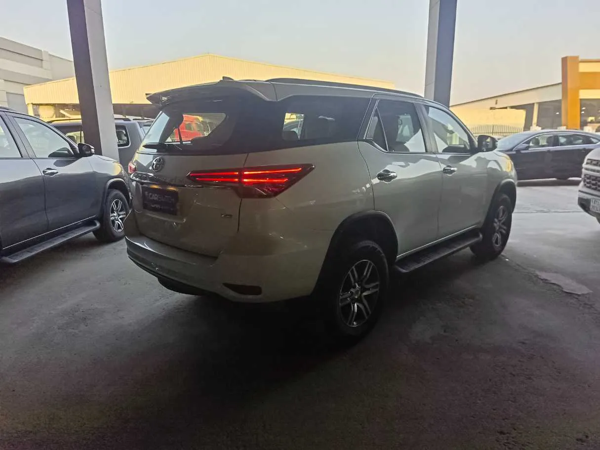 Car image 5