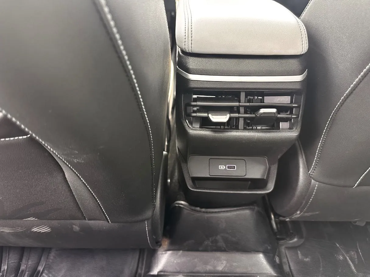 Car image 25