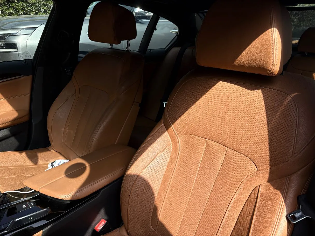Car image 12