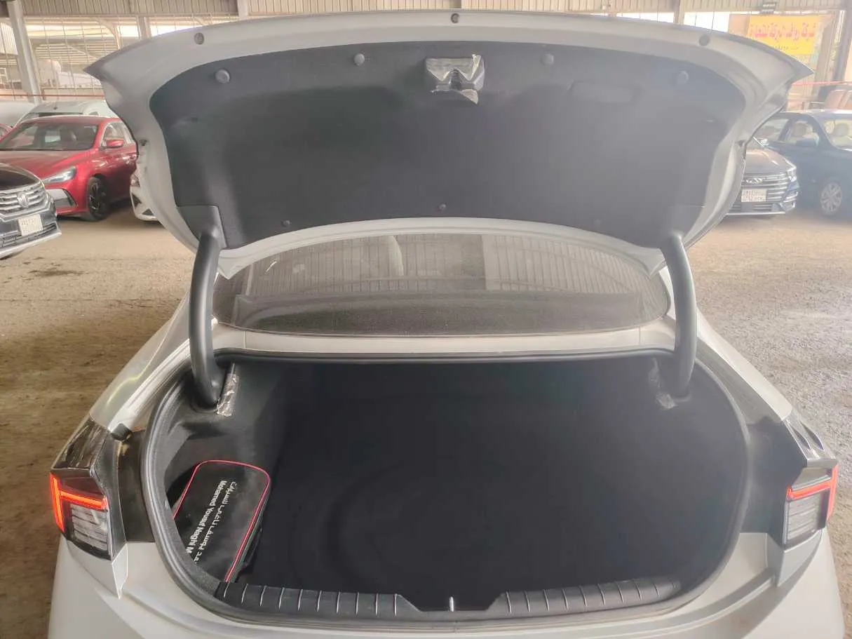 Car image 25