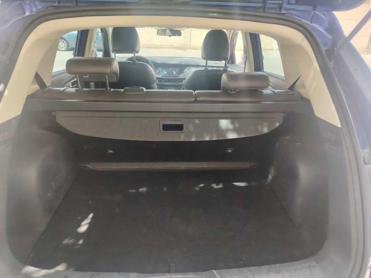 Car image 25