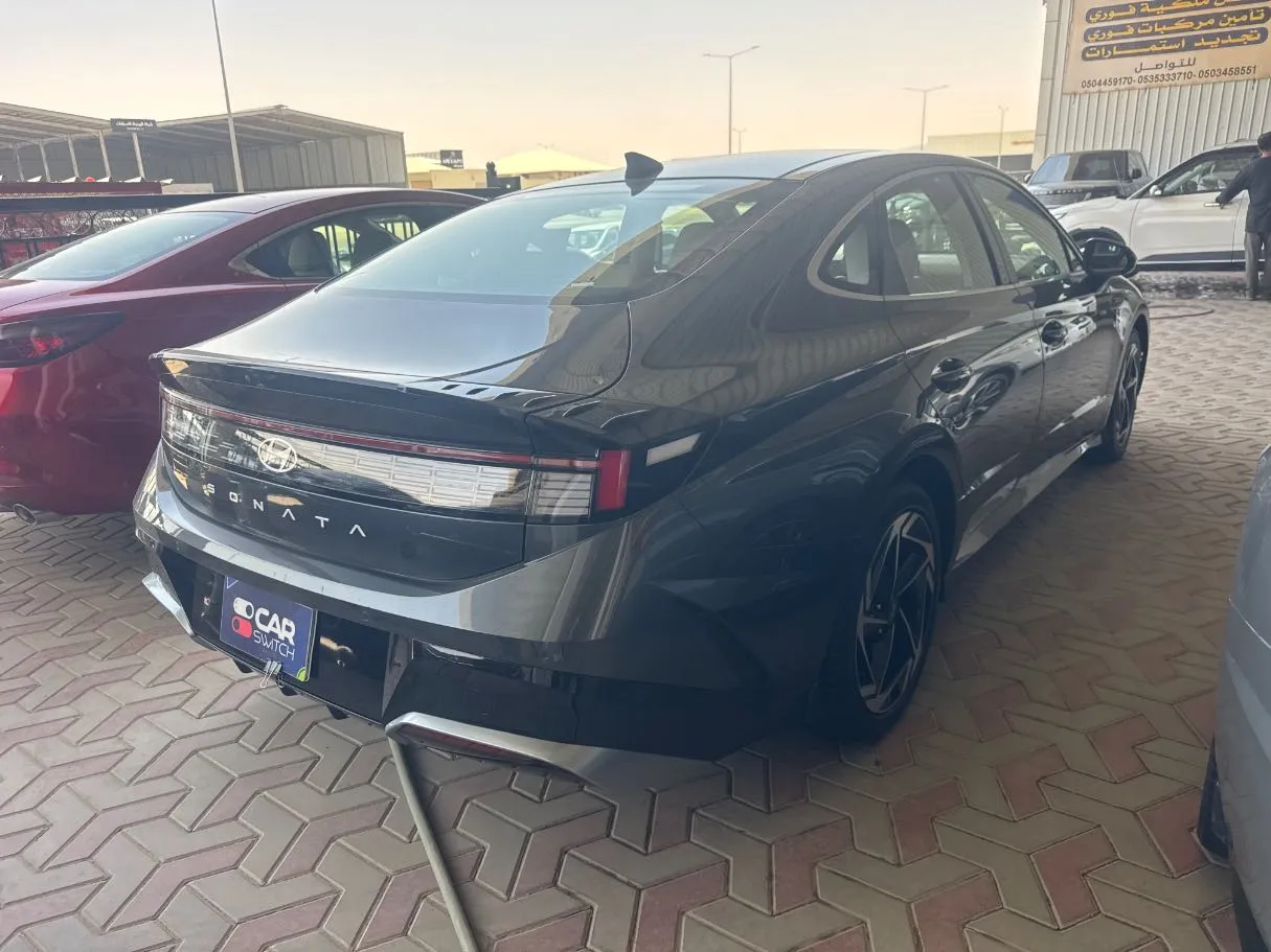 Car image 4