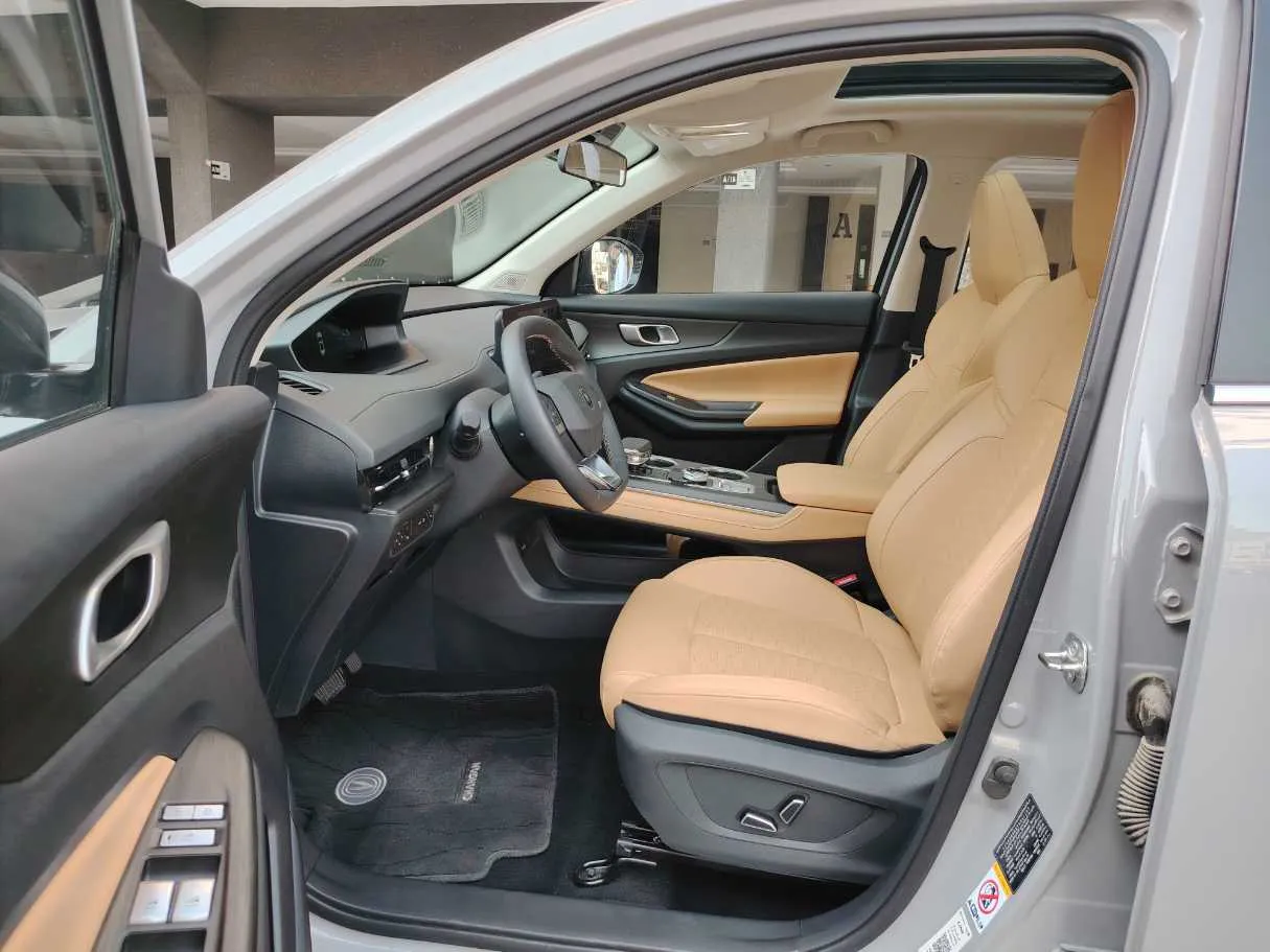 Car image 12