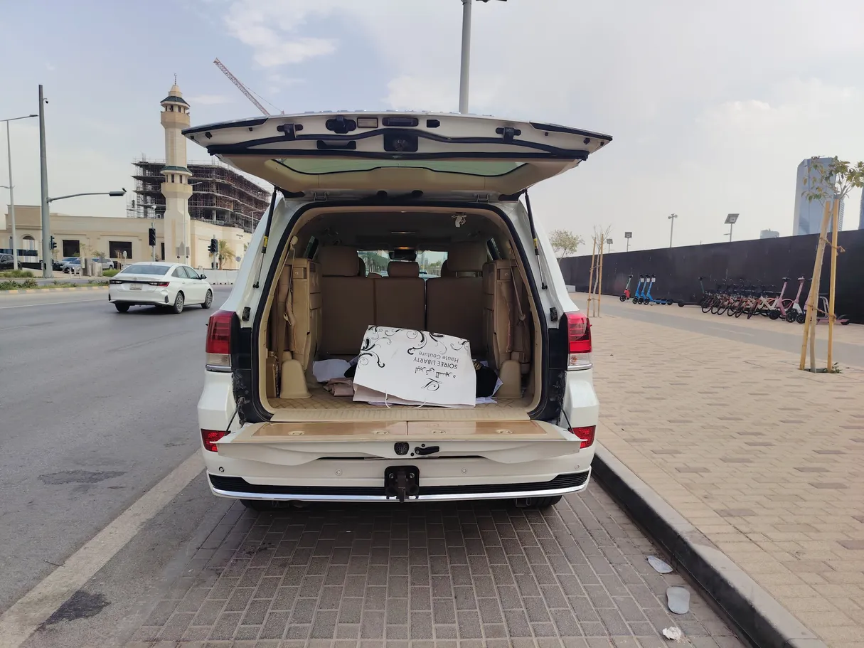 Car image 26