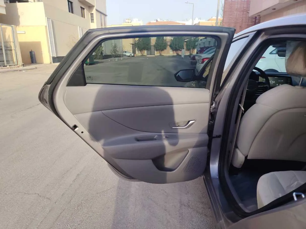 Car image 15