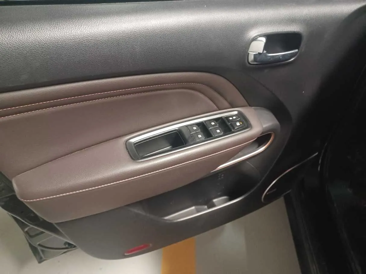 Car image 10