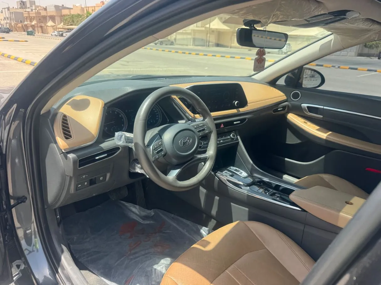 Car image 12