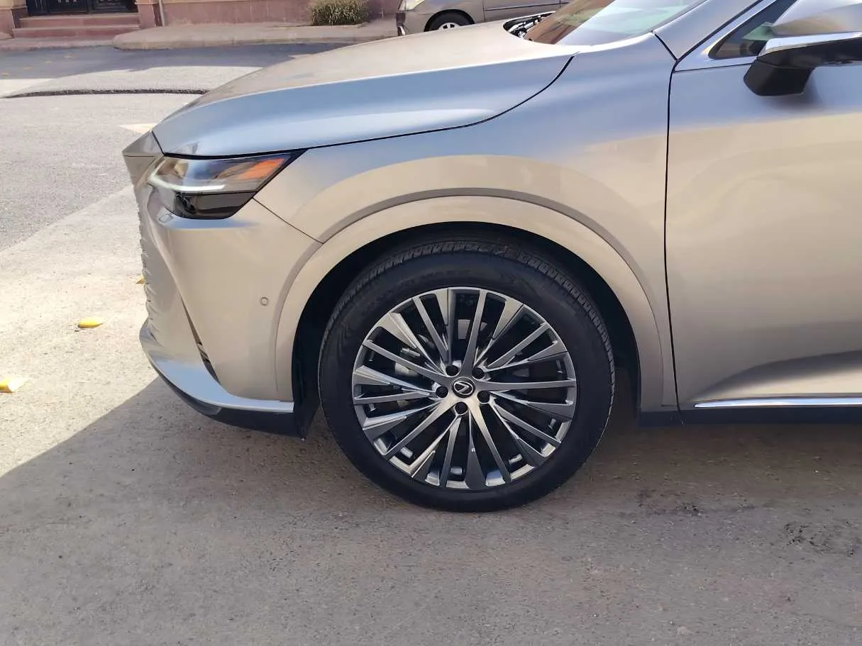 Car image 9