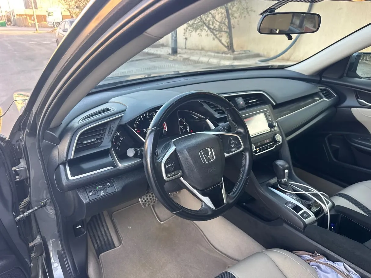 Car image 11