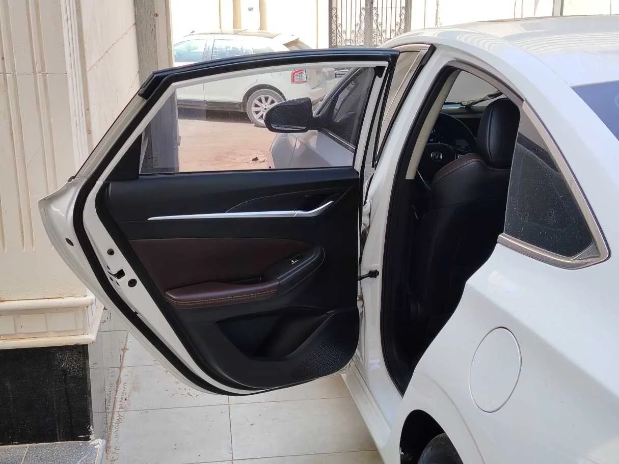 Car image 14