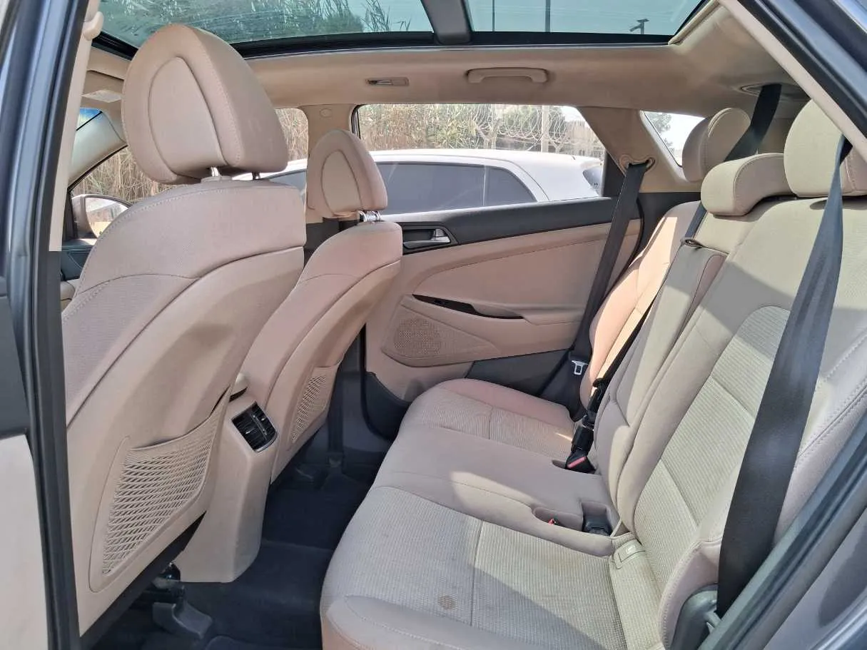 Car image 13