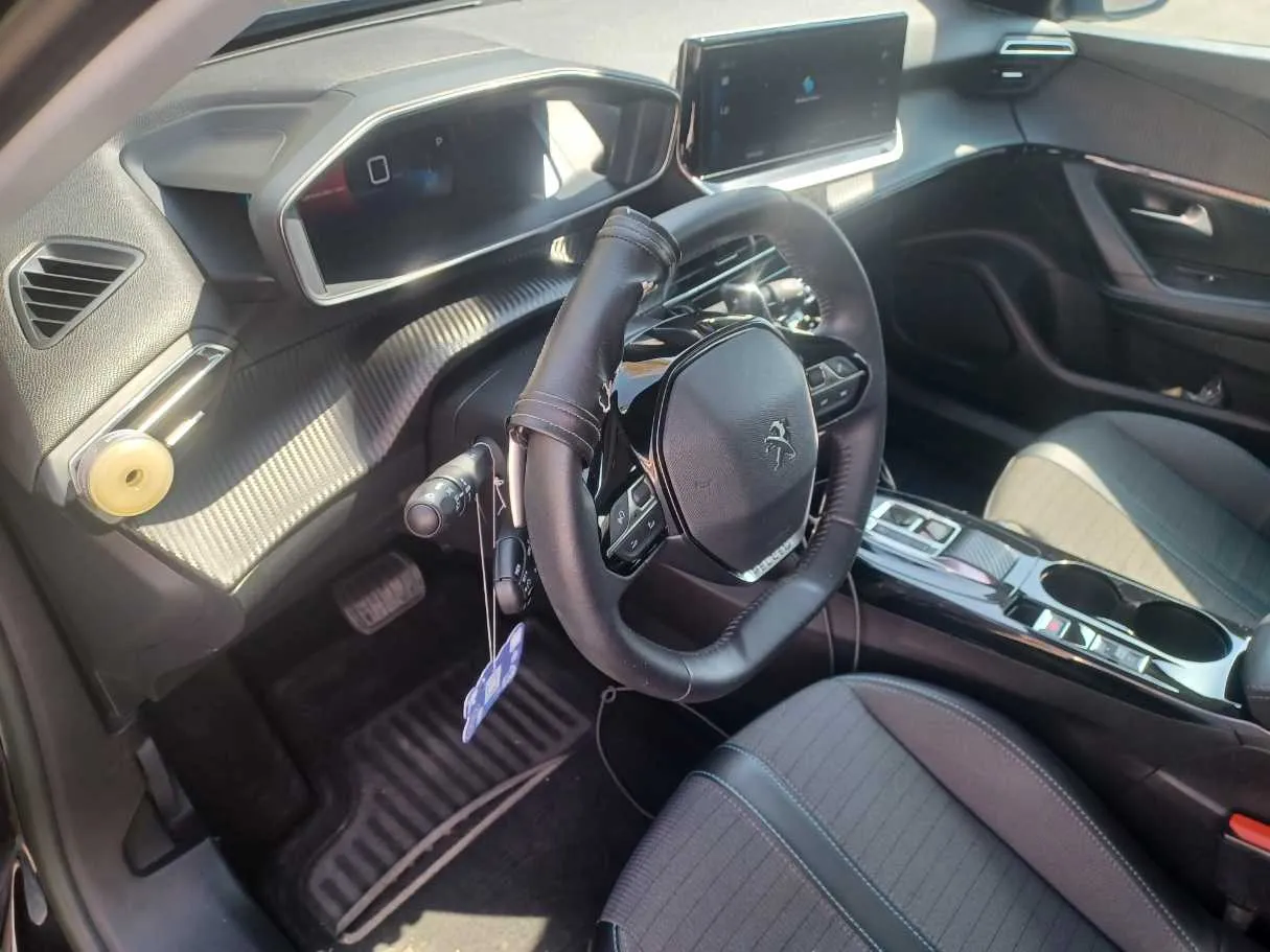 Car image 10
