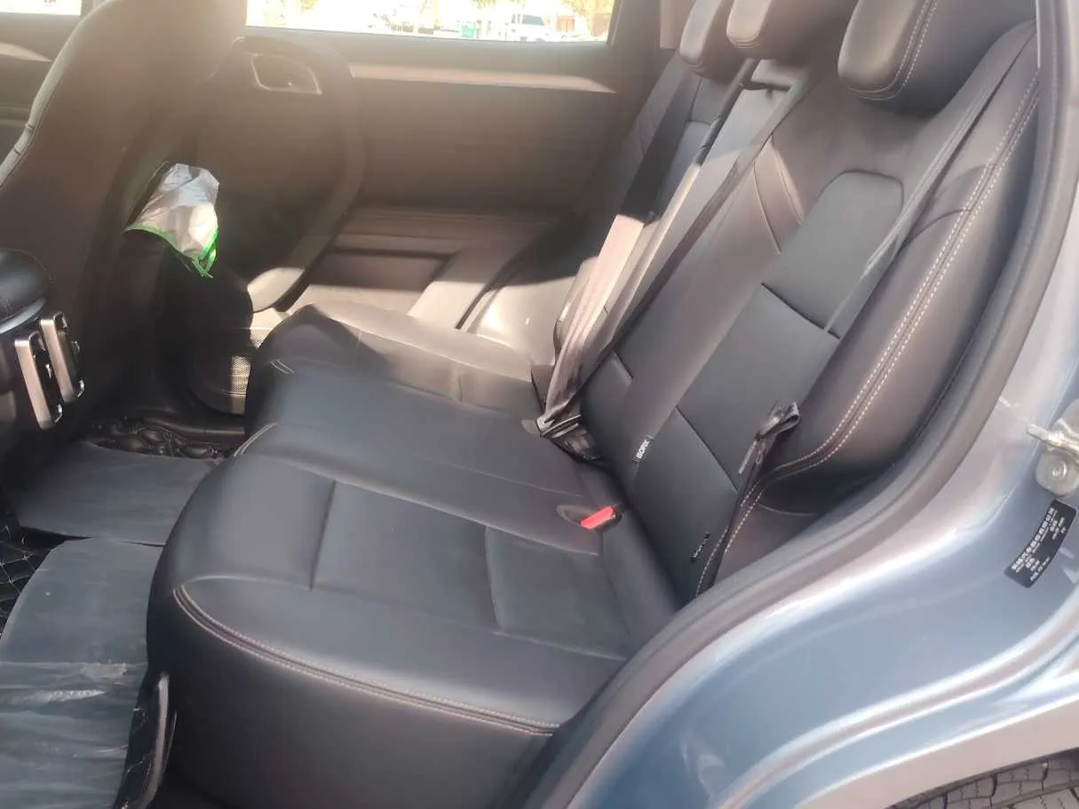 Car image 14
