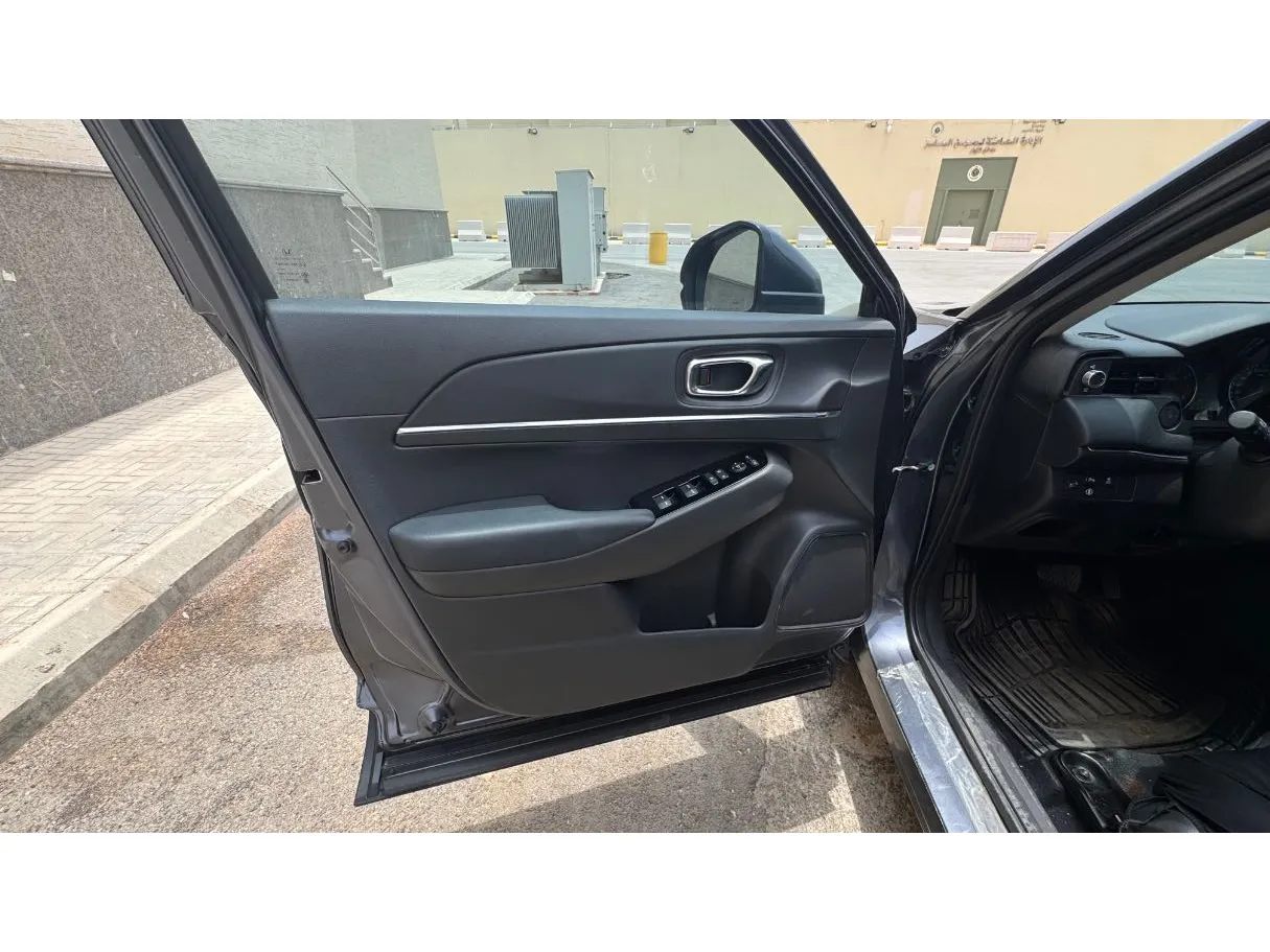 Car image 9