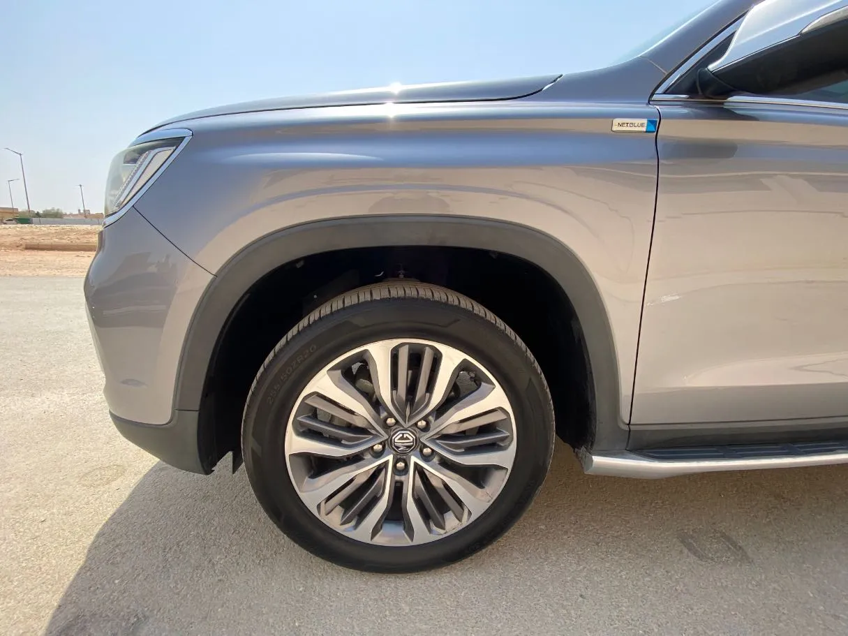 Car image 9