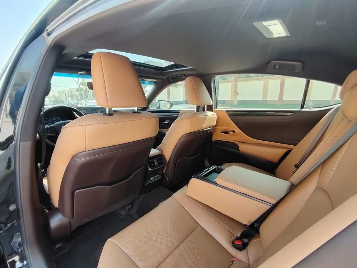 Car image 17