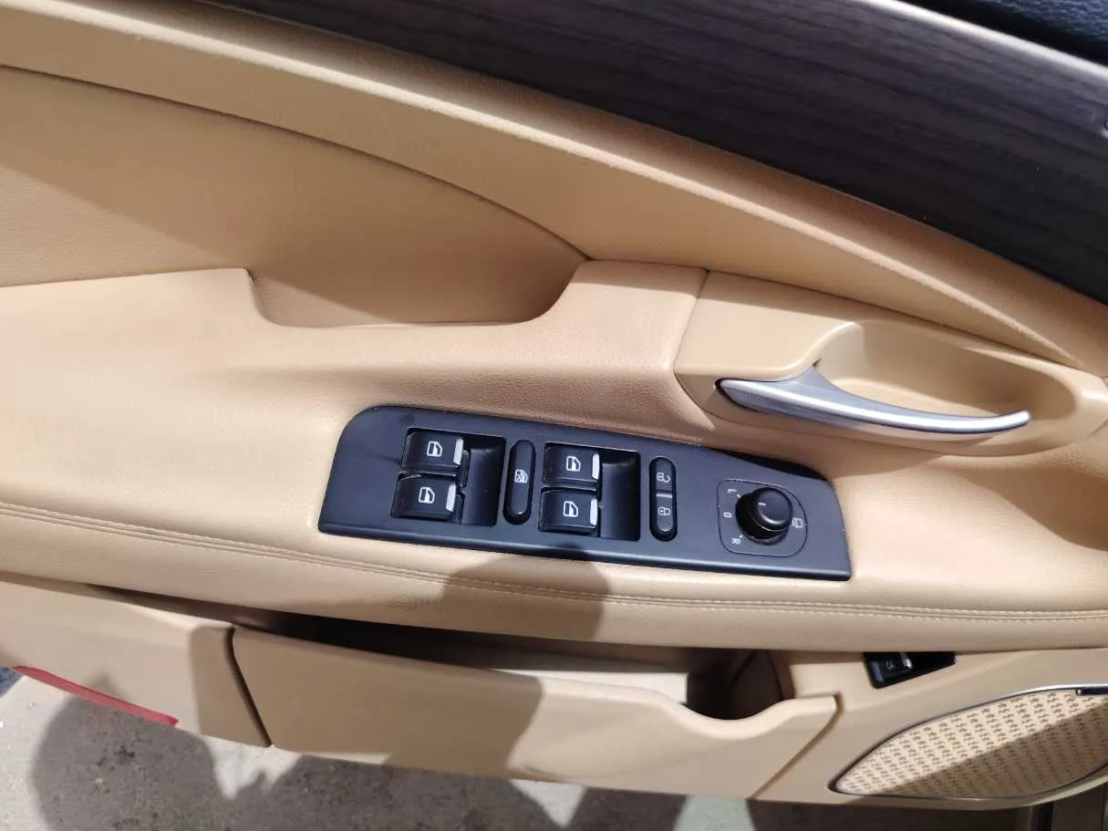 Car image 27