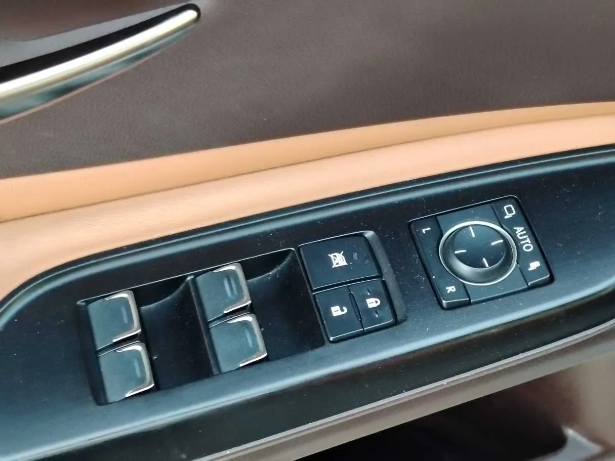 Car image 32
