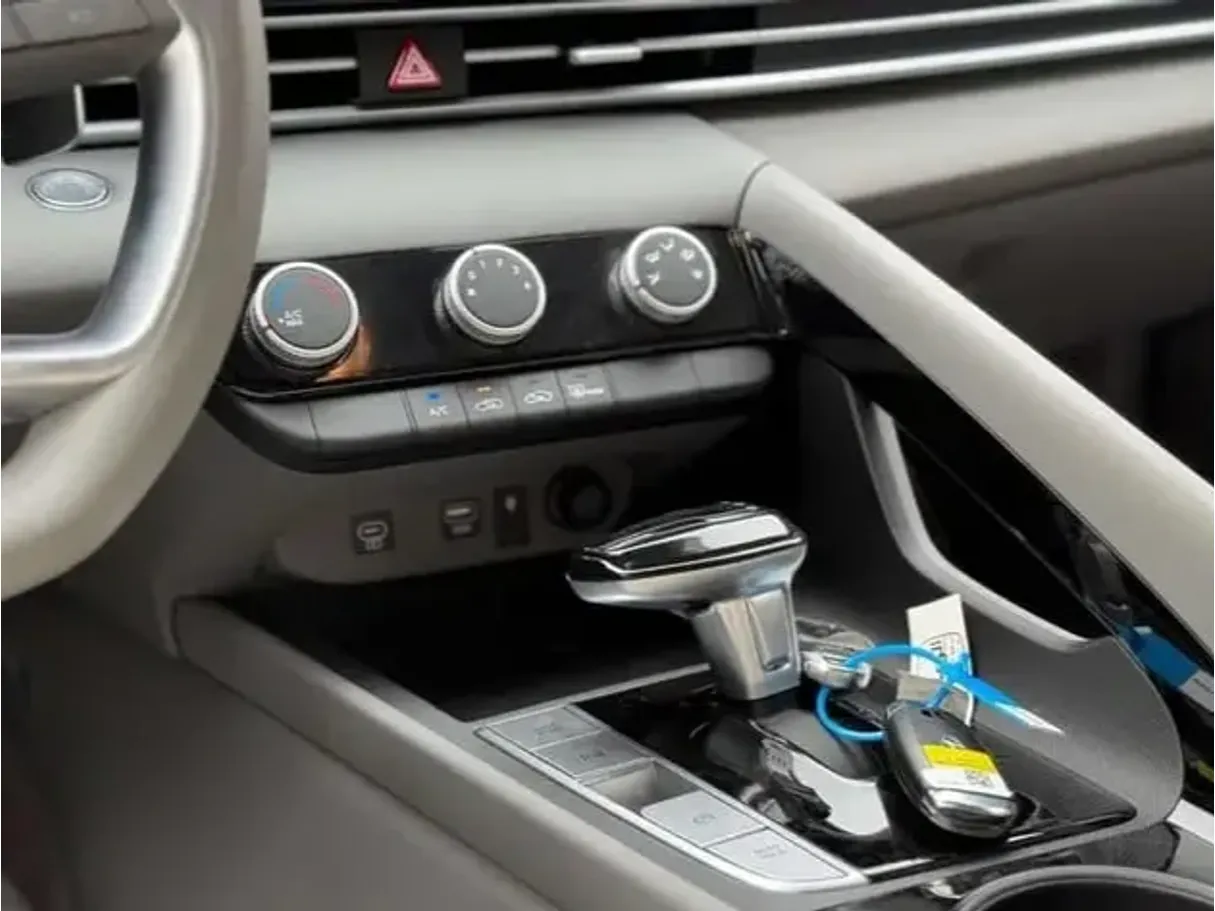 Car image 9